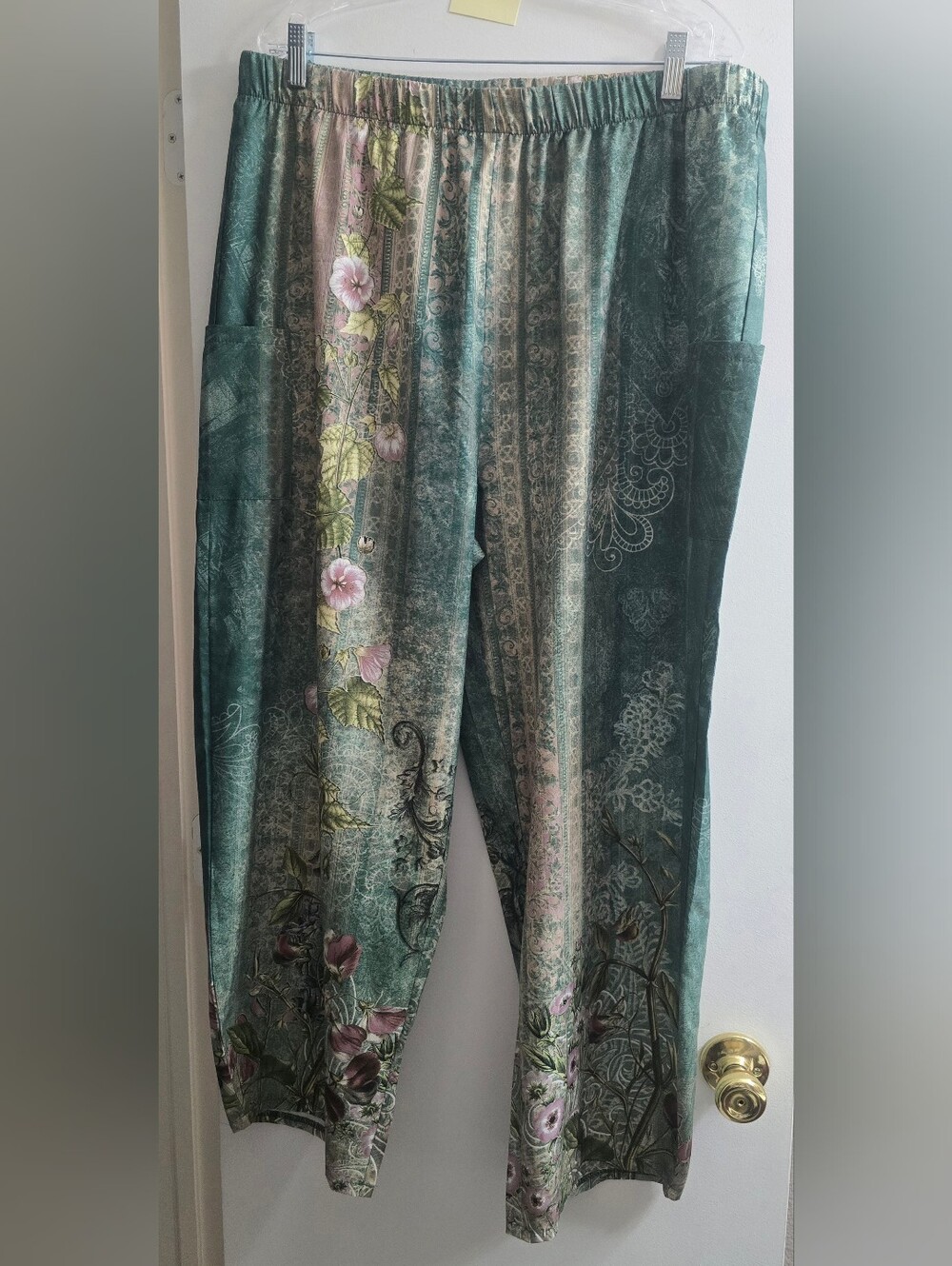 221 Green Floral Print Pull-On Pants